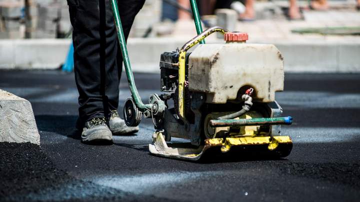 Nous réalisons la pose d’enrobés sur vos cours et parkings à Montbéliard.